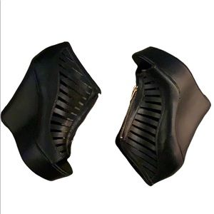 Black & Gold Wedges!!💝